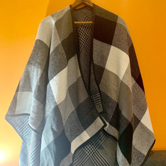 Woman’s banana republic wool shawl - Picture 2 of 2